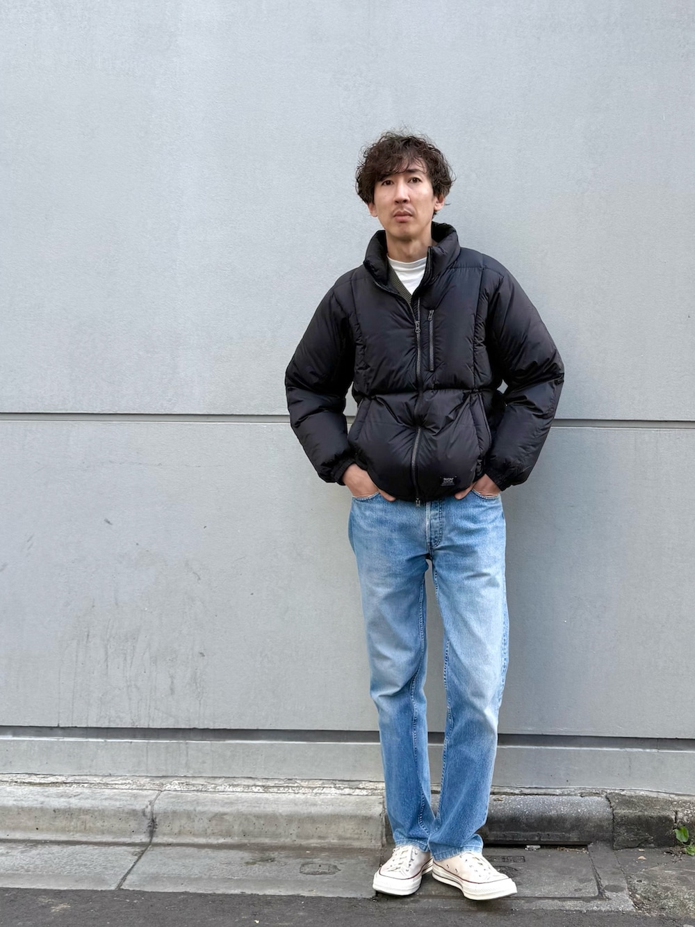 ブラック系のダウンジャケット/コートを着用したメンズの秋コーディネートの2枚目の写真