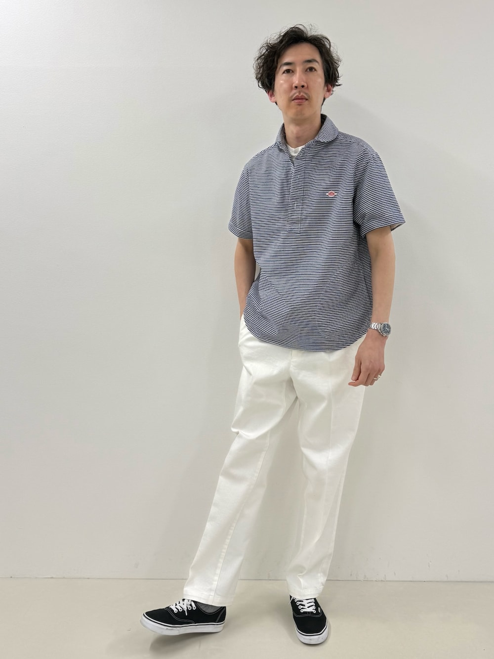 ブルー系のシャツ/ブラウス、ホワイト系のデニムパンツを着用したメンズの春コーディネートの2枚目の写真