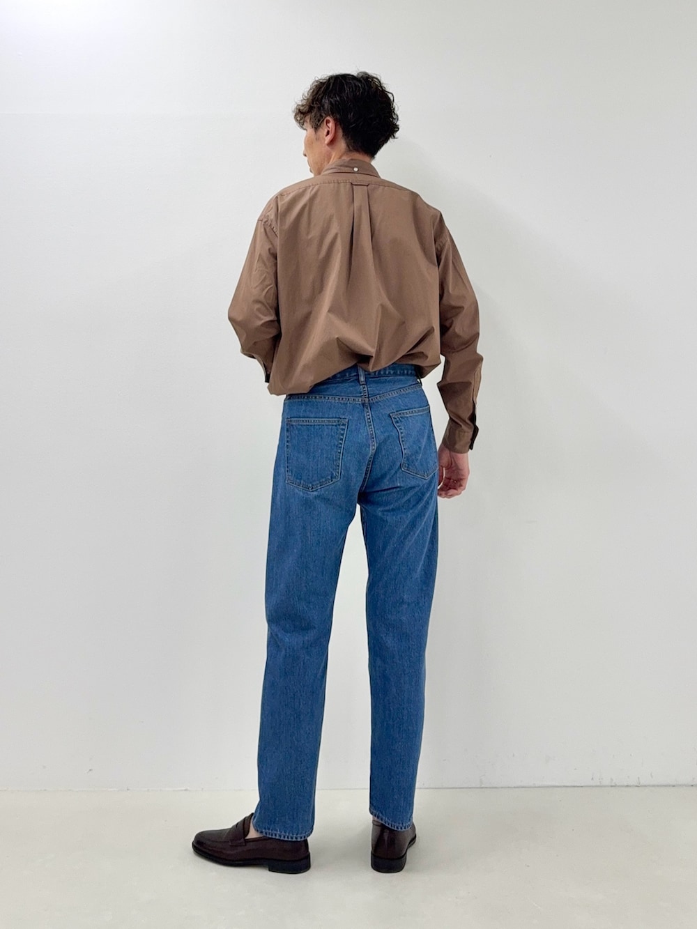 ブラウン系のシャツ/ブラウス、ブルー系のデニムパンツを着用したメンズの夏コーディネートの3枚目の写真