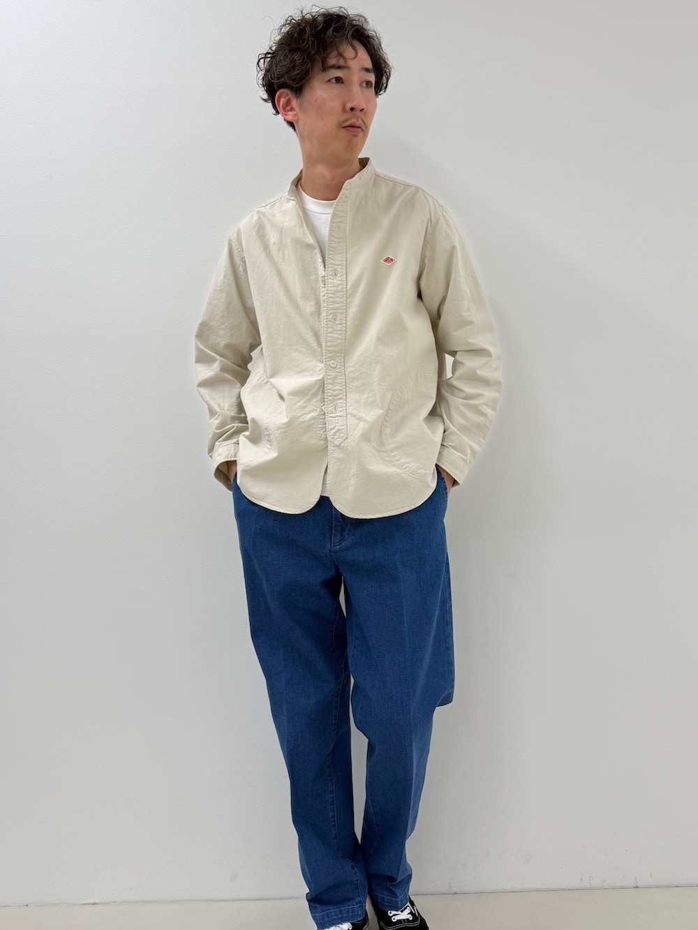 ホワイト系のシャツ/ブラウス、ブルー系のデニムパンツを着用したメンズの春コーディネートの2枚目の写真