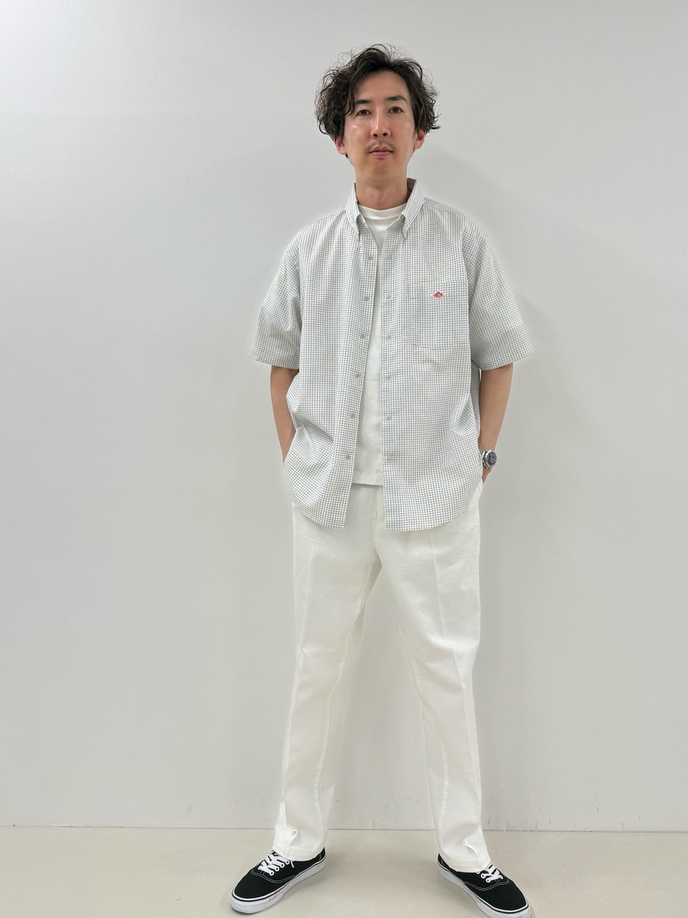 ホワイト系のシャツ/ブラウス、ホワイト系のデニムパンツを着用したメンズの春コーディネートの2枚目の写真