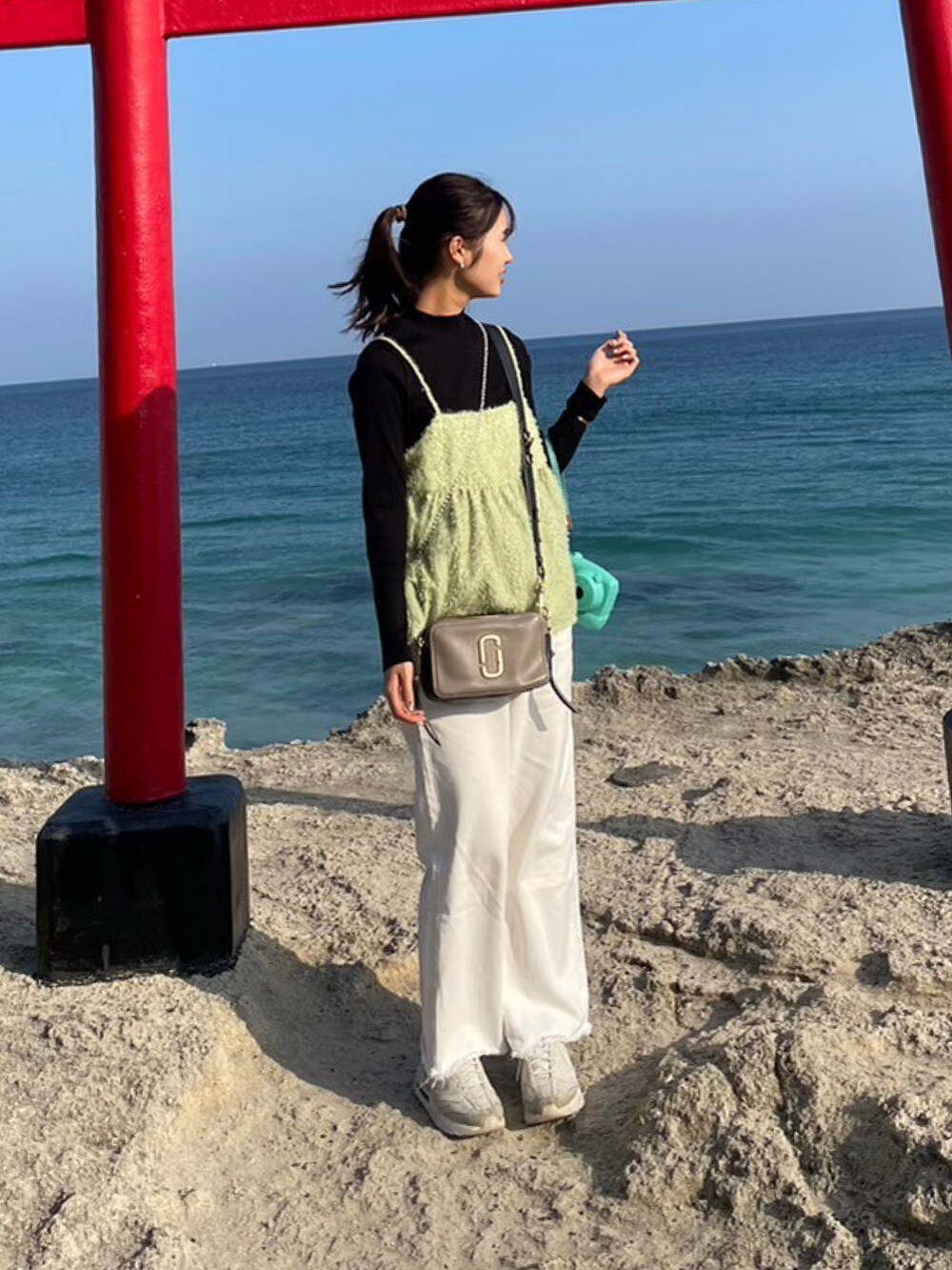 「オトナカジュアル、お出かけコーデ、カジュアルコーデ、大人かわいい、デニム、ビスチェ、フェザー、骨格ウェーブ、休日スタイル、レイヤードスタイル」｜「BAYFLOWの【選べる着丈】フェザーキャミビスチェ（ベスト、グリーン系）」を使った、na ☺︎ さん（レディース・163cm）の冬コーディネートの2枚目の写真