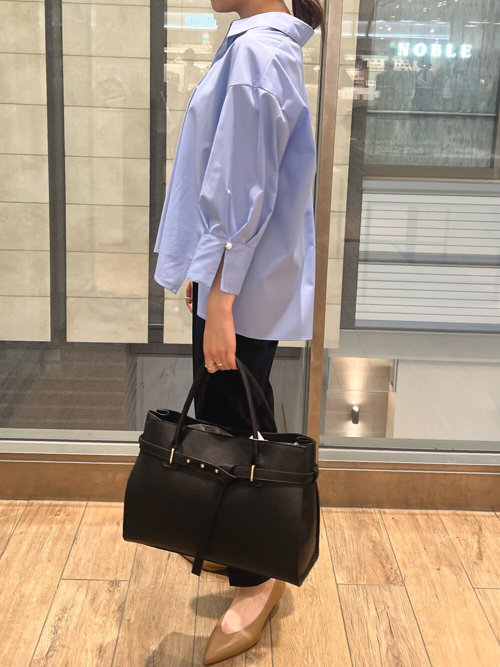 ブルー系のシャツ/ブラウス、ブルー系のその他パンツ、ブラック系のトートバッグを着用したレディースの春コーディネートの2枚目の写真