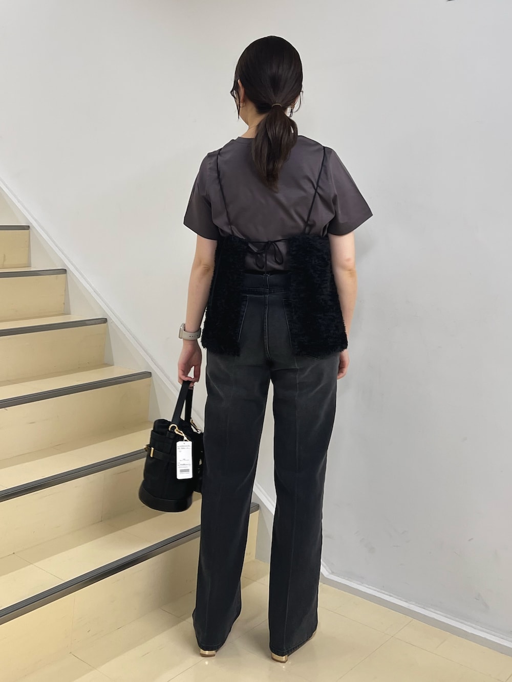 ブラック系のシャツ/ブラウス、グレー系のTシャツ/カットソー、ブラック系のショルダーバッグを着用したレディースの夏コーディネートの2枚目の写真