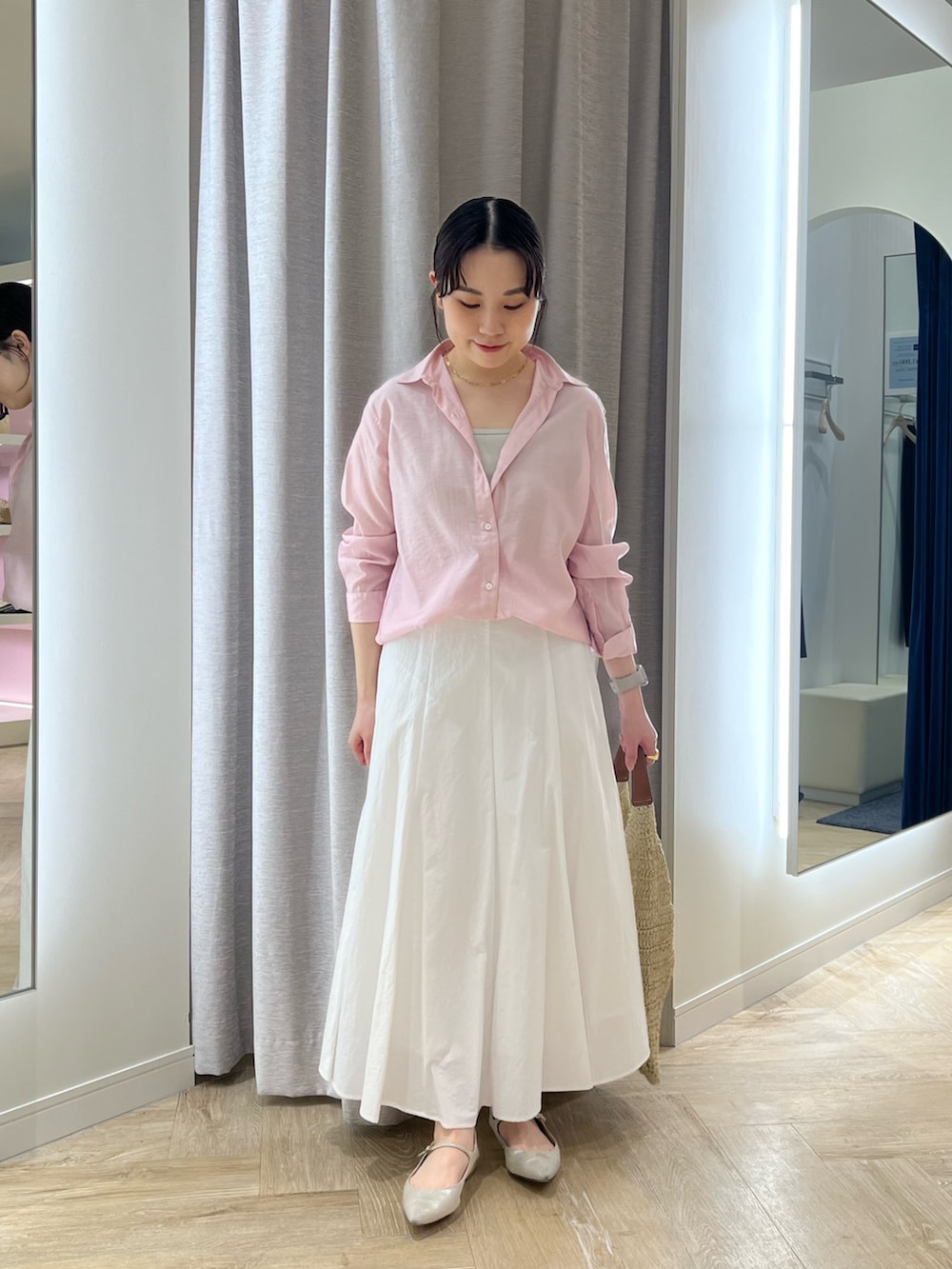 ベージュ系のショルダーバッグ、ベージュ系のタンクトップ、ピンク系のシャツ/ブラウスを着用したレディースの春コーディネートの4枚目の写真