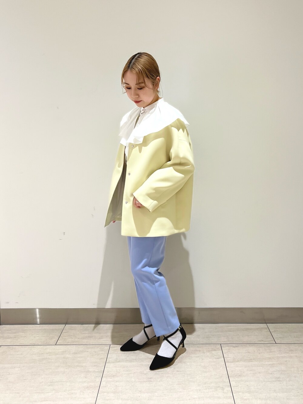 イエロー系のその他アウター、ホワイト系のシャツ/ブラウス、ブルー系のその他パンツを着用したレディースの冬コーディネートの4枚目の写真