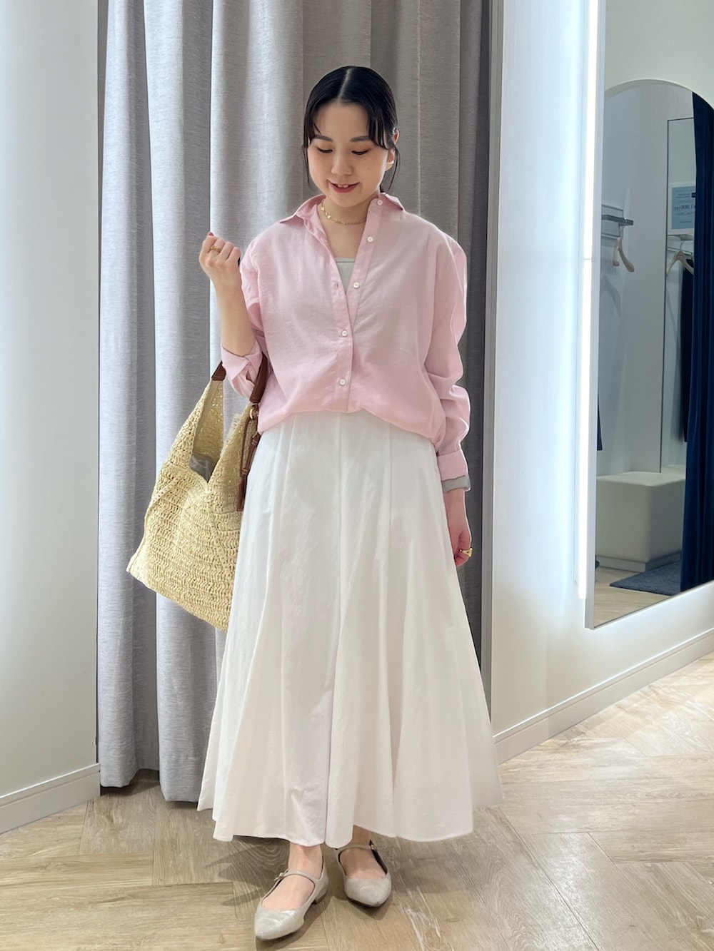 ベージュ系のショルダーバッグ、ベージュ系のタンクトップ、ピンク系のシャツ/ブラウスを着用したレディースの春コーディネートの6枚目の写真