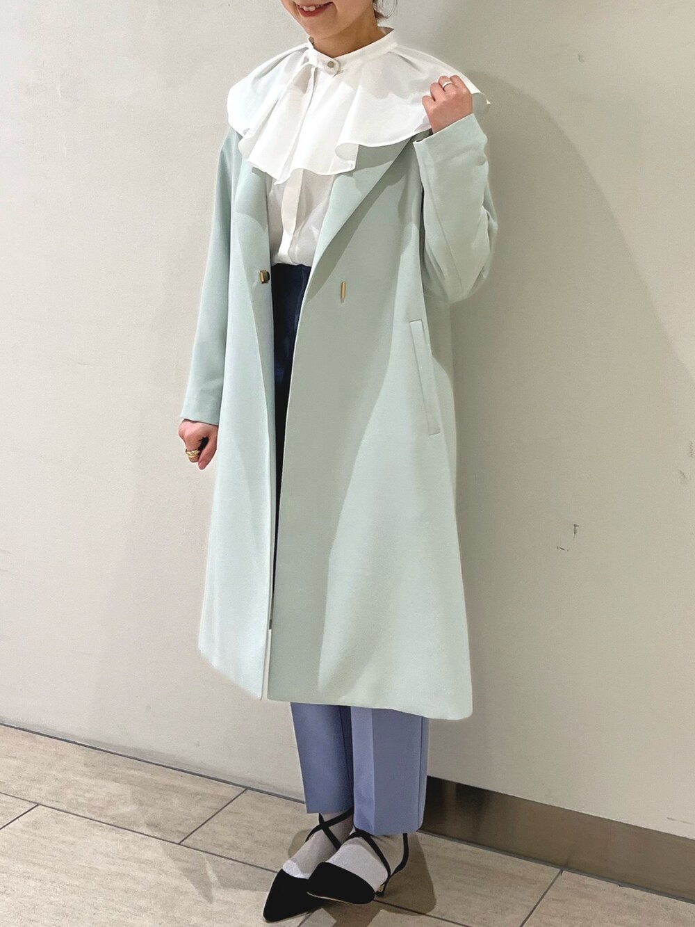 グリーン系のその他アウター、ホワイト系のシャツ/ブラウス、ブルー系のその他パンツを着用したレディースの冬コーディネートの5枚目の写真