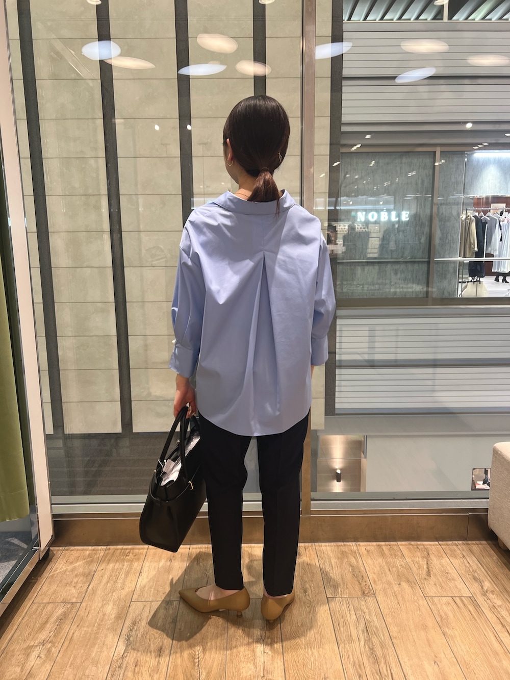 ブルー系のシャツ/ブラウス、ブルー系のその他パンツ、ブラック系のトートバッグを着用したレディースの春コーディネートの6枚目の写真