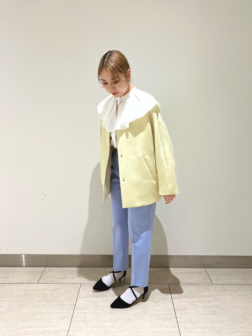 イエロー系のその他アウター、ホワイト系のシャツ/ブラウス、ブルー系のその他パンツを着用したレディースの冬コーディネートの2枚目の写真