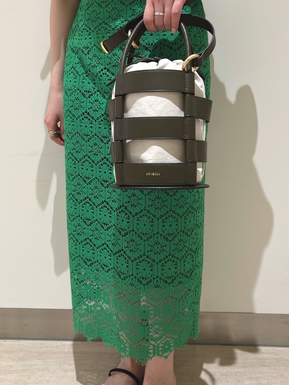 グリーン系のスカート、グリーン系のシャツ/ブラウスを着用したレディースの春コーディネートの3枚目の写真