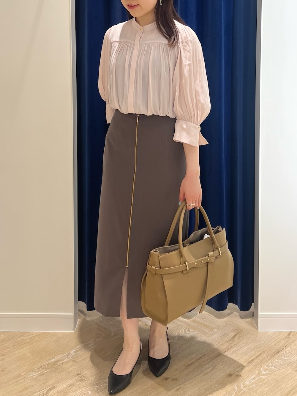 ブラウン系のスカート、ピンク系のシャツ/ブラウス、ブラック系のトートバッグを着用したレディースの春コーディネートの3枚目の写真