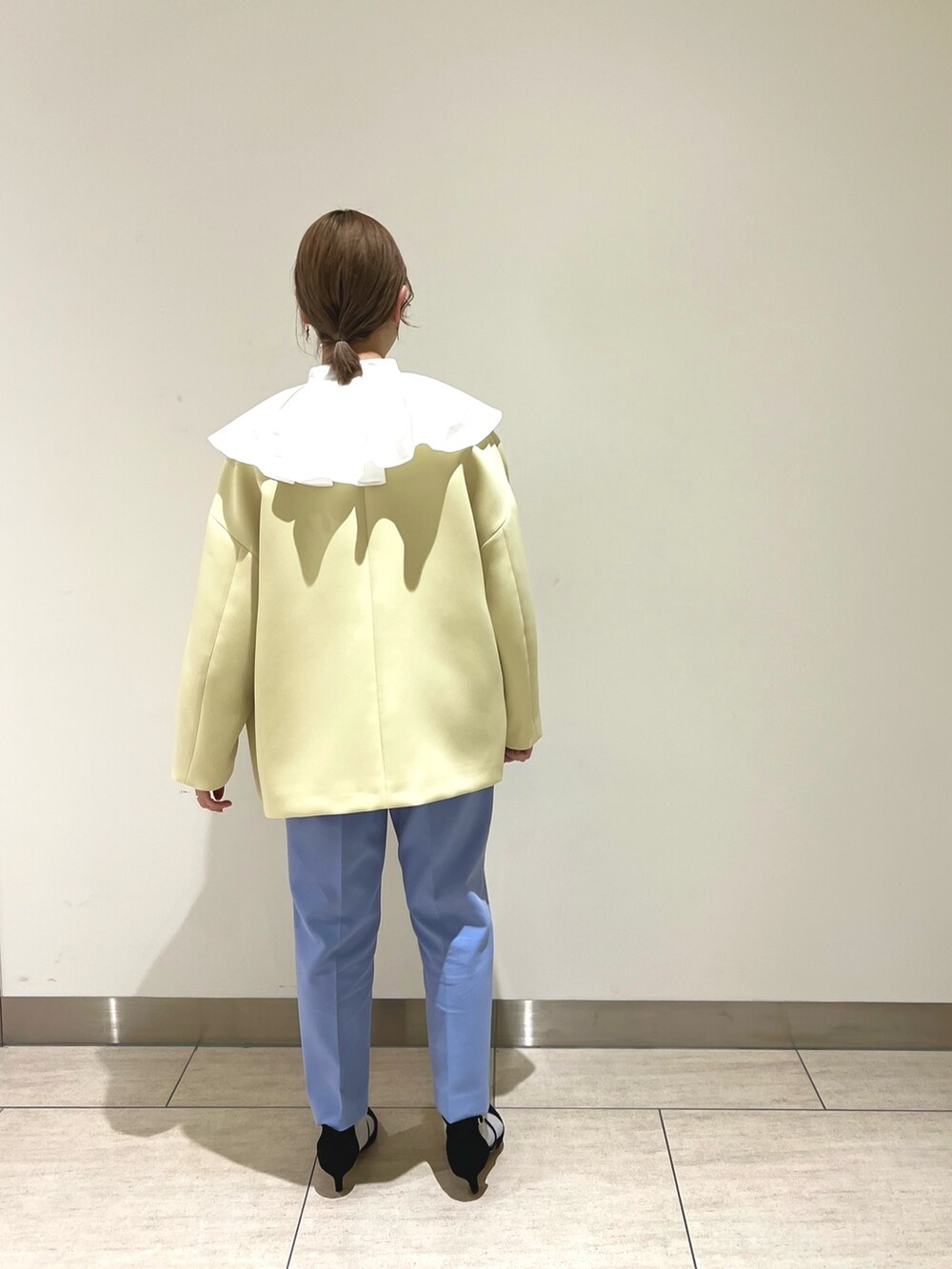 イエロー系のその他アウター、ホワイト系のシャツ/ブラウス、ブルー系のその他パンツを着用したレディースの冬コーディネートの6枚目の写真