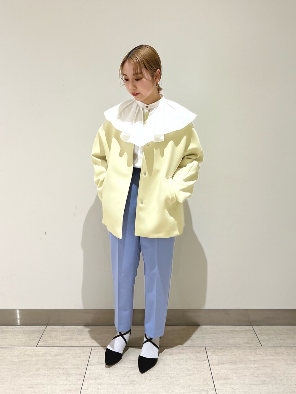 イエロー系のその他アウター、ホワイト系のシャツ/ブラウス、ブルー系のその他パンツを着用したレディースの冬コーディネートの3枚目の写真