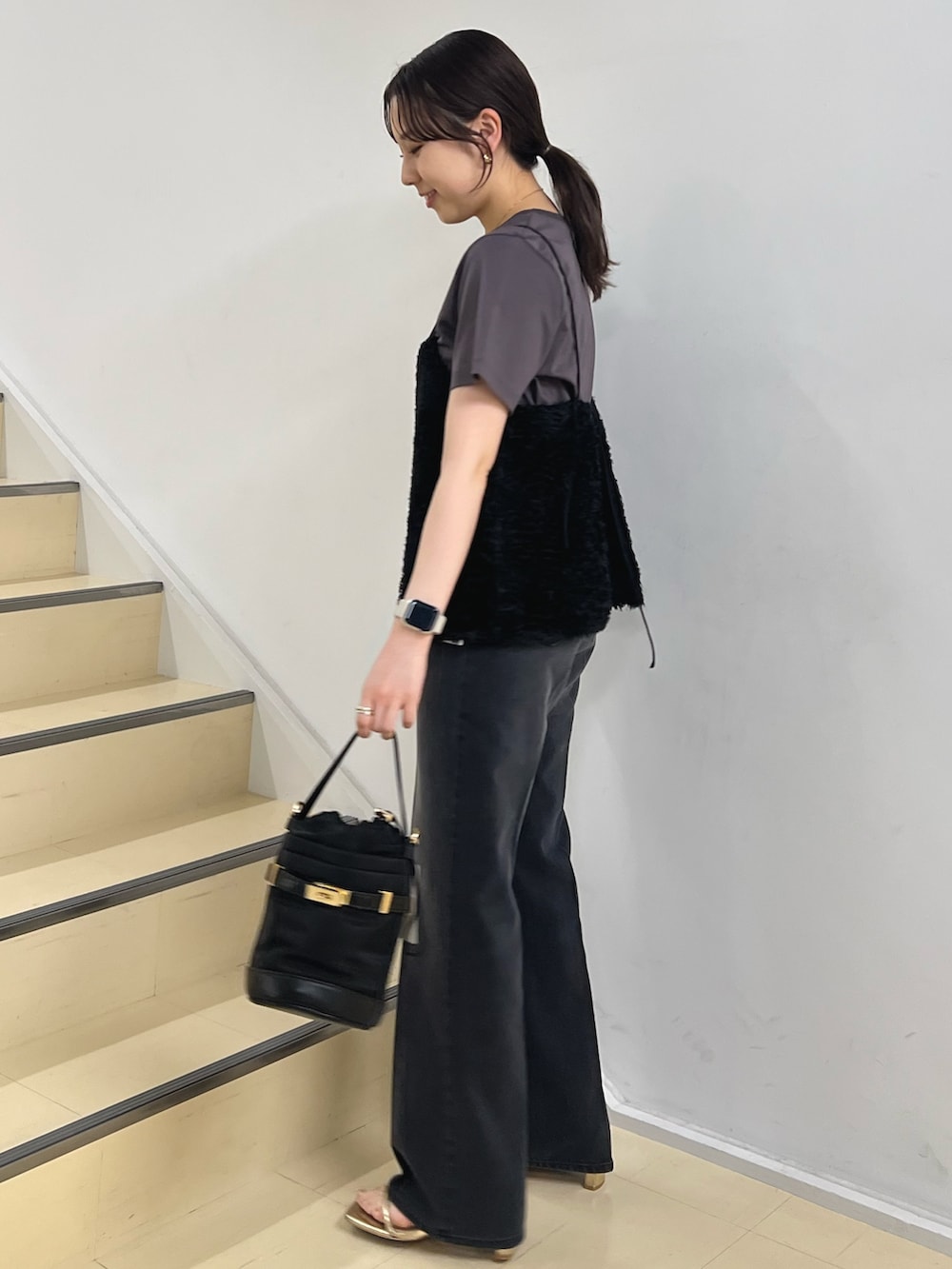 ブラック系のシャツ/ブラウス、グレー系のTシャツ/カットソー、ブラック系のショルダーバッグを着用したレディースの夏コーディネートの4枚目の写真