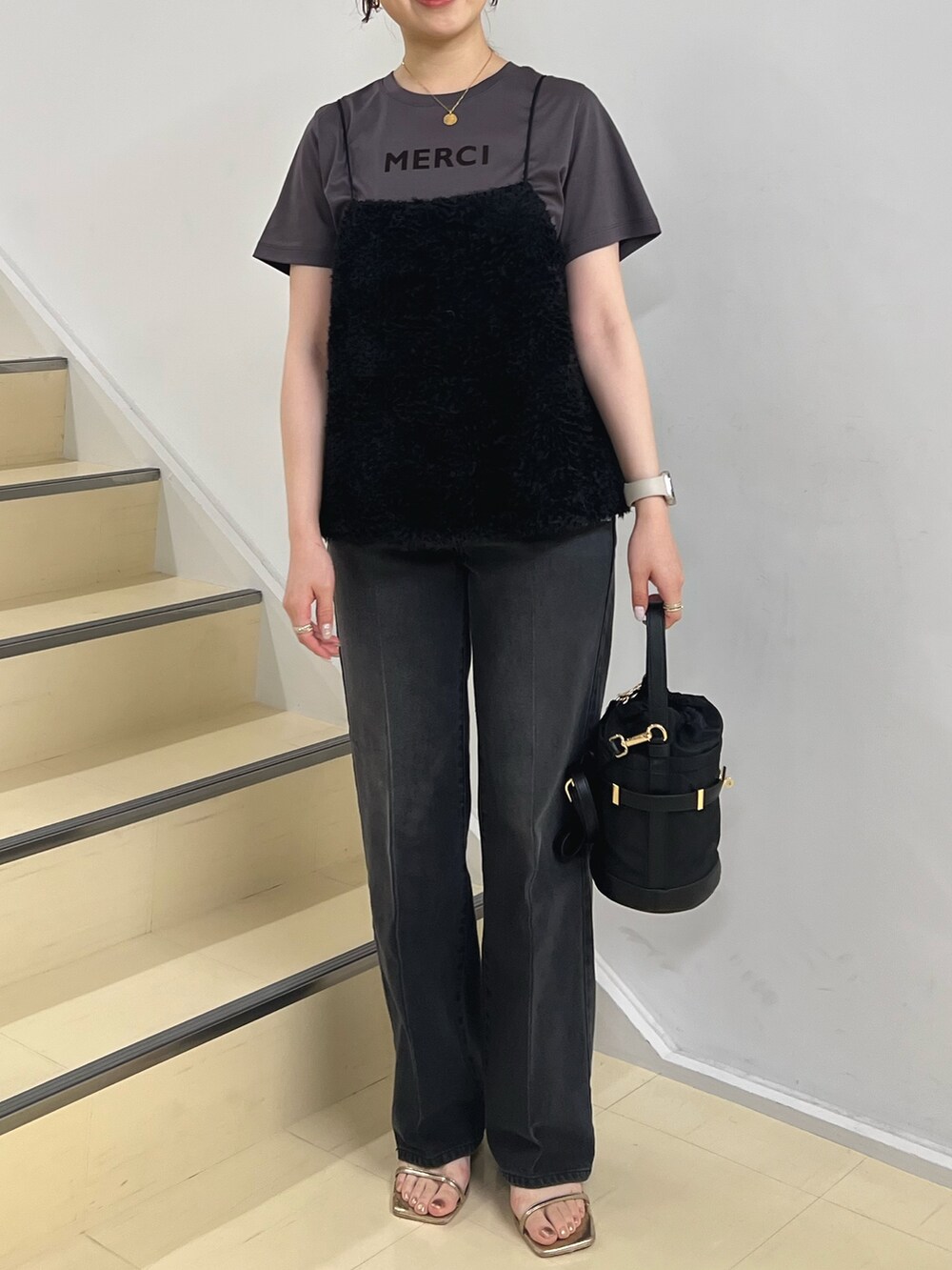 ブラック系のシャツ/ブラウス、グレー系のTシャツ/カットソー、ブラック系のショルダーバッグを着用したレディースの夏コーディネートの6枚目の写真