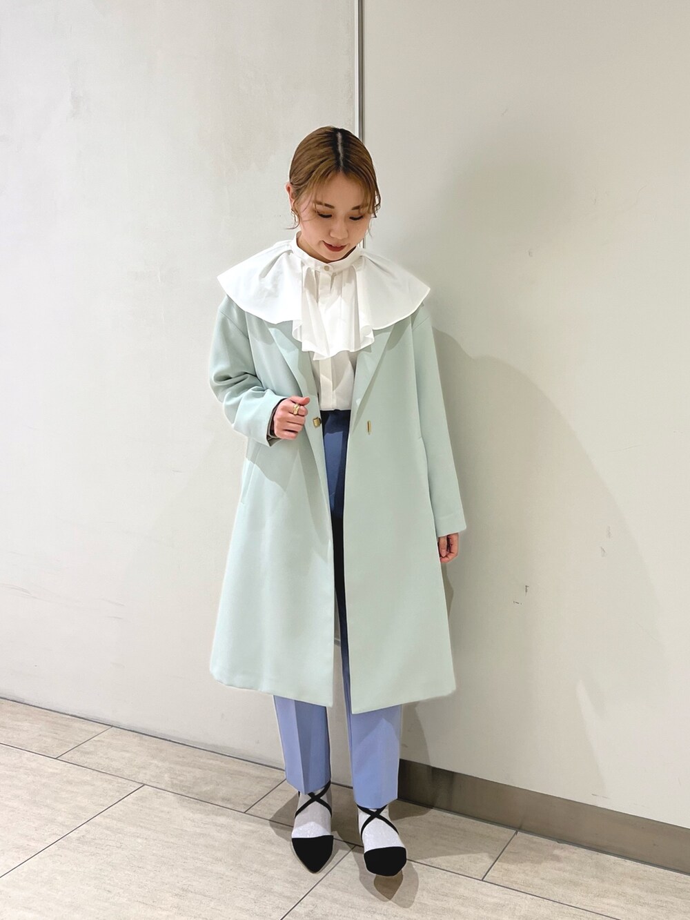 グリーン系のその他アウター、ホワイト系のシャツ/ブラウス、ブルー系のその他パンツを着用したレディースの冬コーディネートの2枚目の写真