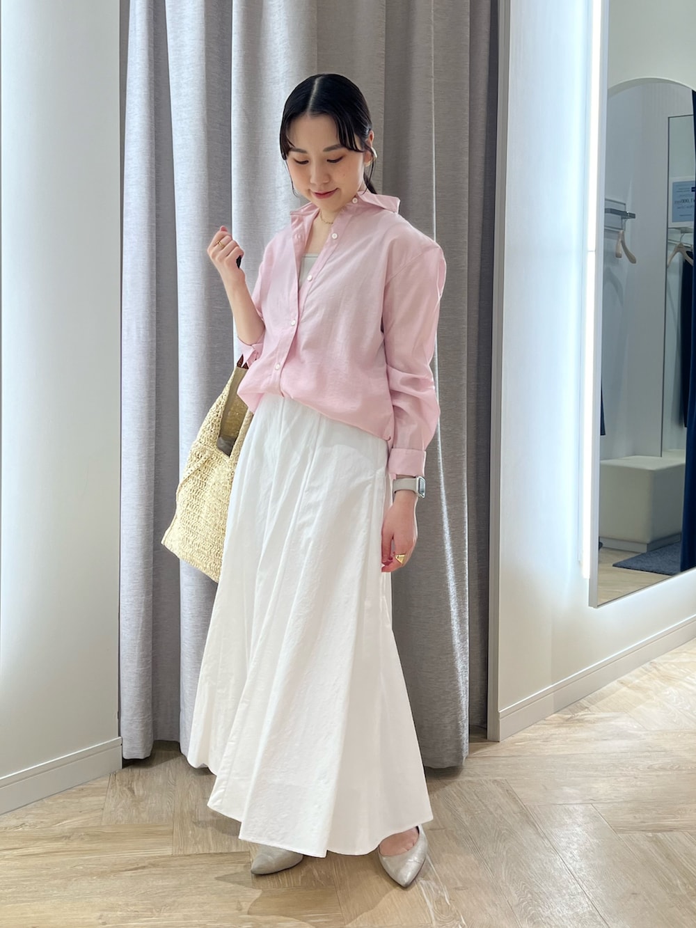 ベージュ系のショルダーバッグ、ベージュ系のタンクトップ、ピンク系のシャツ/ブラウスを着用したレディースの春コーディネートの5枚目の写真