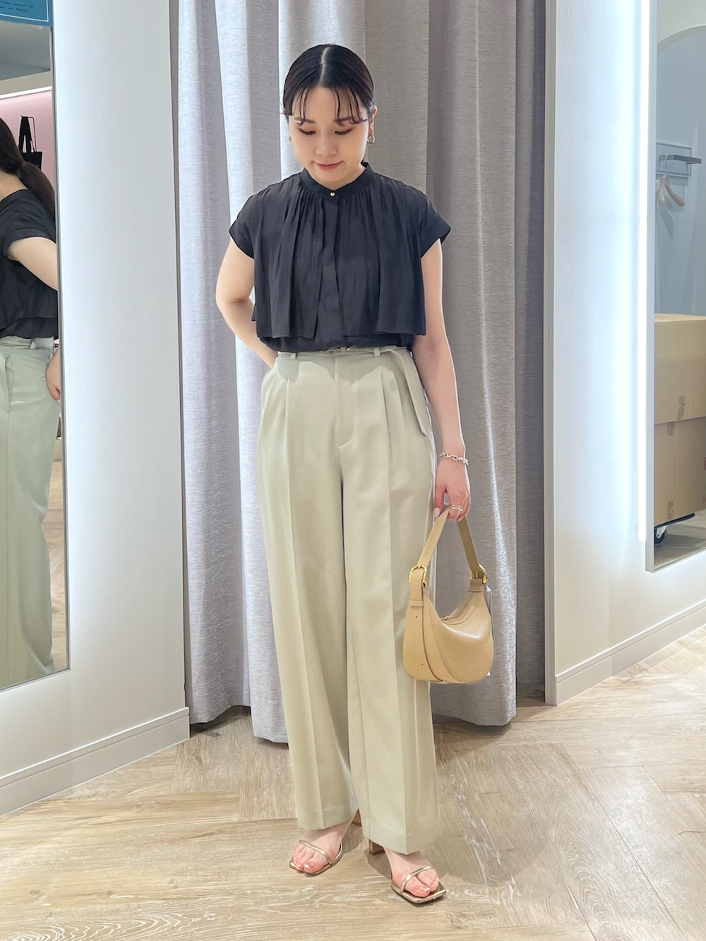 ベージュ系のその他パンツ、グレー系のシャツ/ブラウス、ベージュ系のショルダーバッグを着用したレディースの夏コーディネートの4枚目の写真