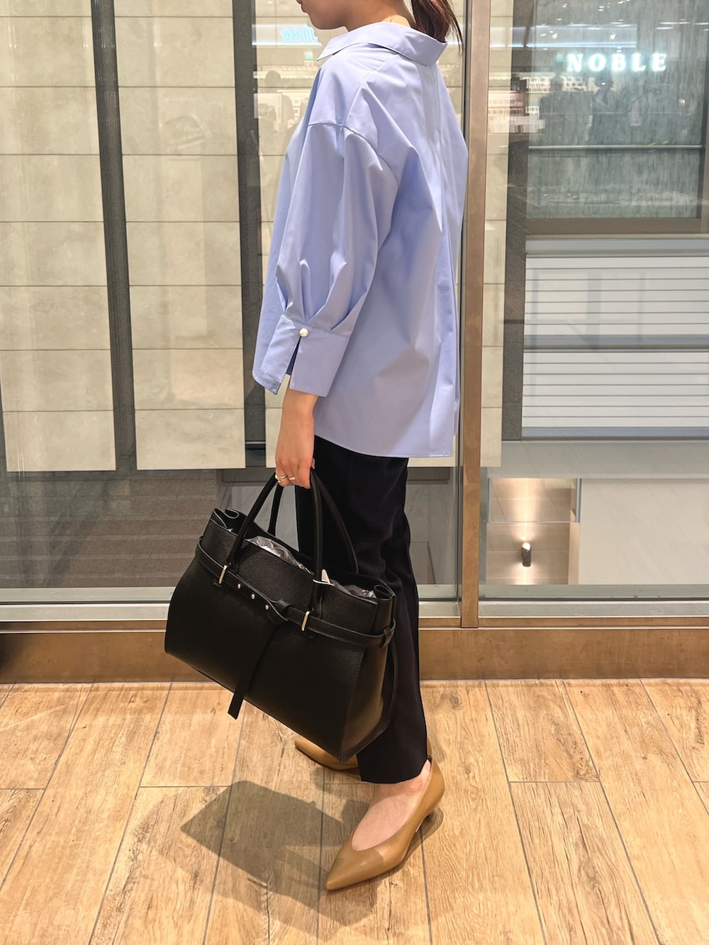 ブルー系のシャツ/ブラウス、ブルー系のその他パンツ、ブラック系のトートバッグを着用したレディースの春コーディネートの5枚目の写真