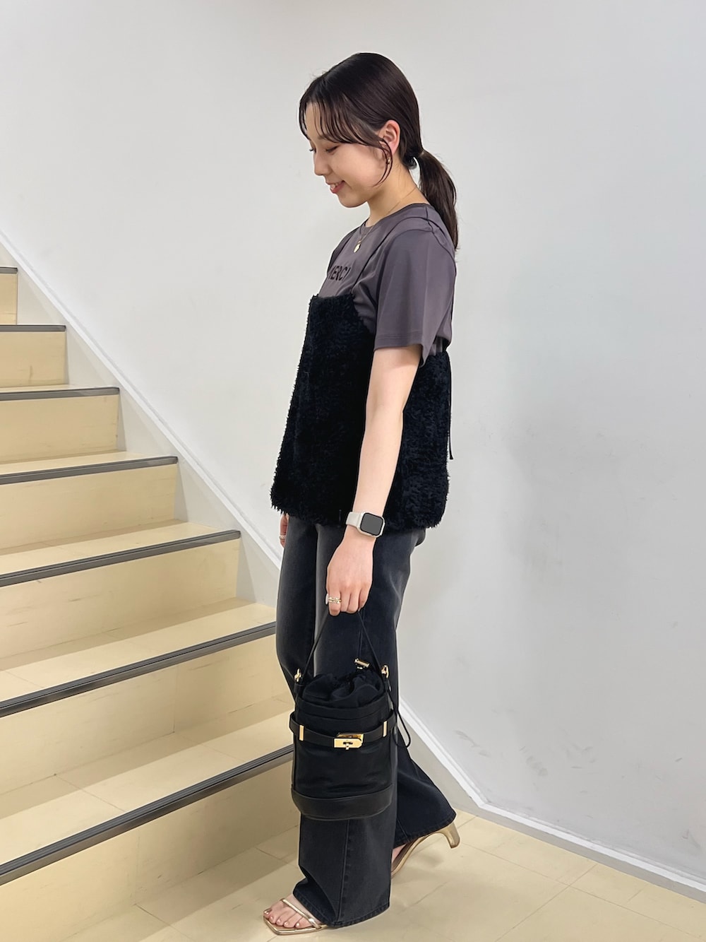 ブラック系のシャツ/ブラウス、グレー系のTシャツ/カットソー、ブラック系のショルダーバッグを着用したレディースの夏コーディネートの5枚目の写真