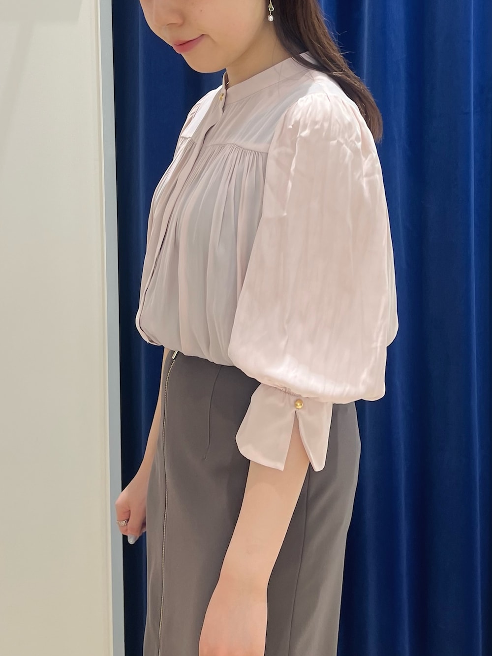 ブラウン系のスカート、ピンク系のシャツ/ブラウス、ブラック系のトートバッグを着用したレディースの春コーディネートの4枚目の写真