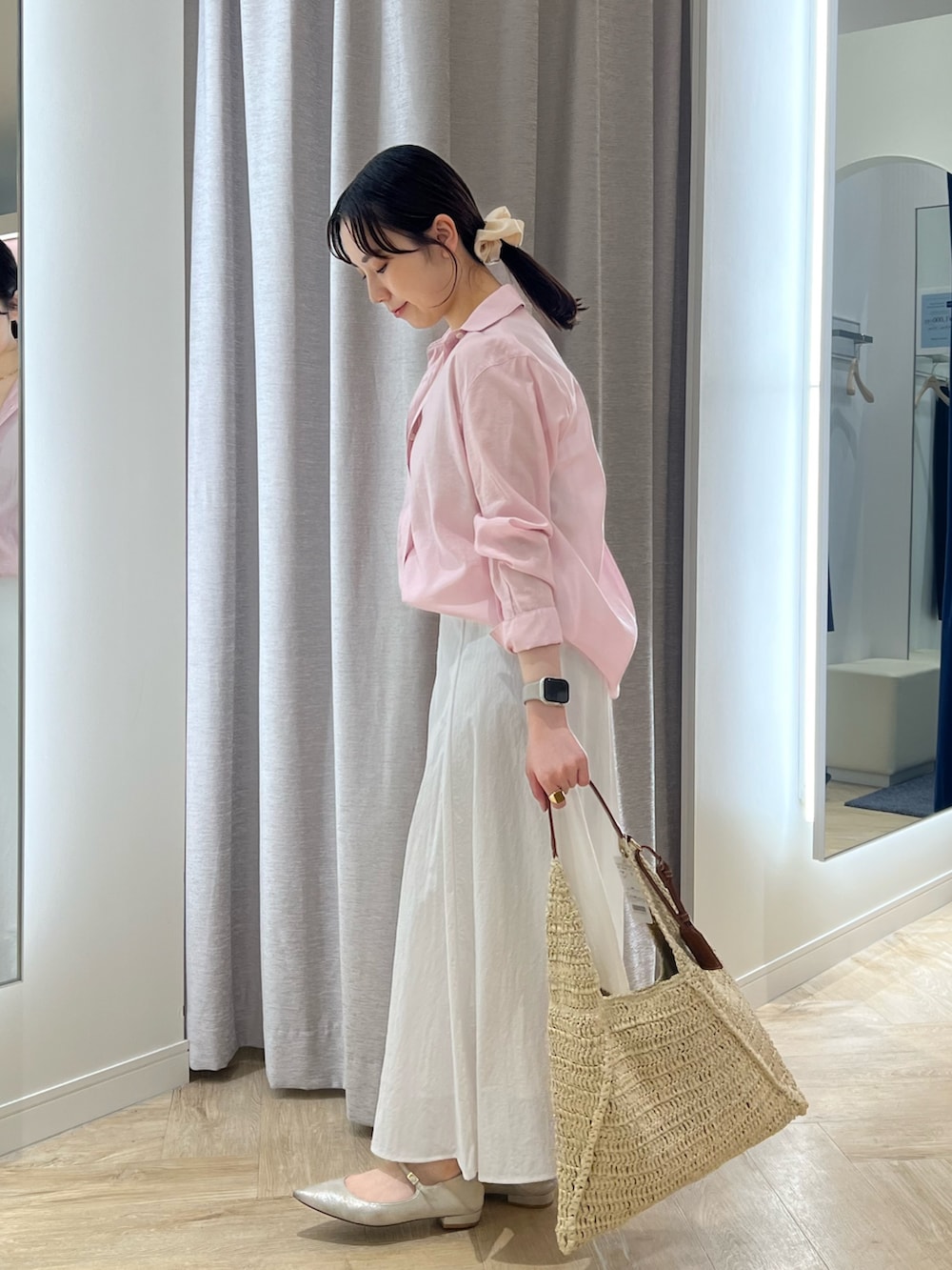 ベージュ系のショルダーバッグ、ベージュ系のタンクトップ、ピンク系のシャツ/ブラウスを着用したレディースの春コーディネートの3枚目の写真