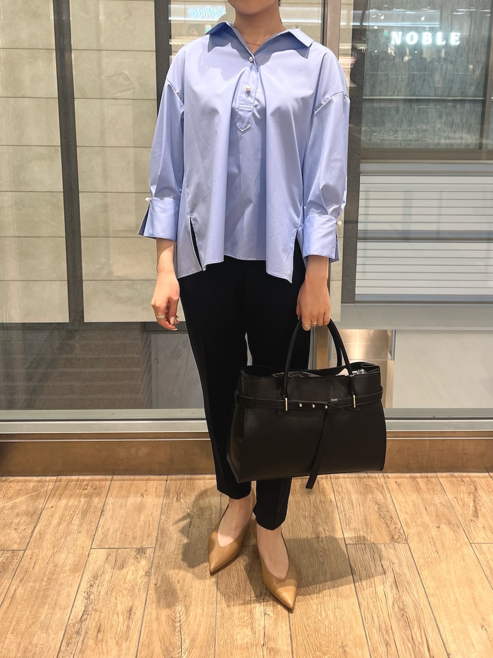 ブルー系のシャツ/ブラウス、ブルー系のその他パンツ、ブラック系のトートバッグを着用したレディースの春コーディネートの4枚目の写真