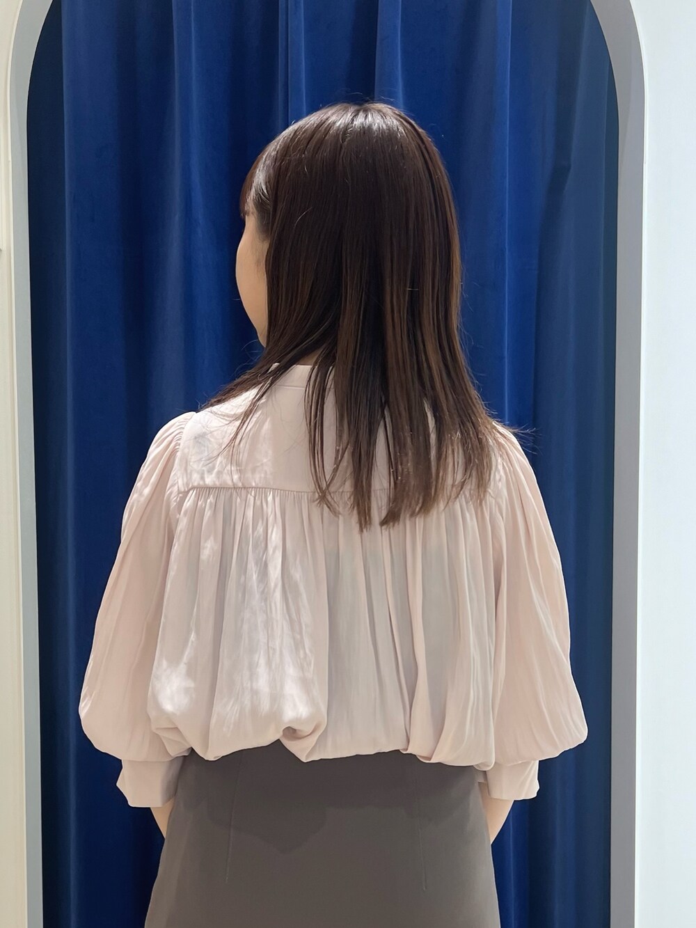 ブラウン系のスカート、ピンク系のシャツ/ブラウス、ブラック系のトートバッグを着用したレディースの春コーディネートの6枚目の写真