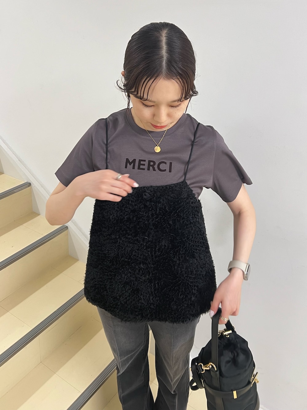 ブラック系のシャツ/ブラウス、グレー系のTシャツ/カットソー、ブラック系のショルダーバッグを着用したレディースの夏コーディネートの3枚目の写真