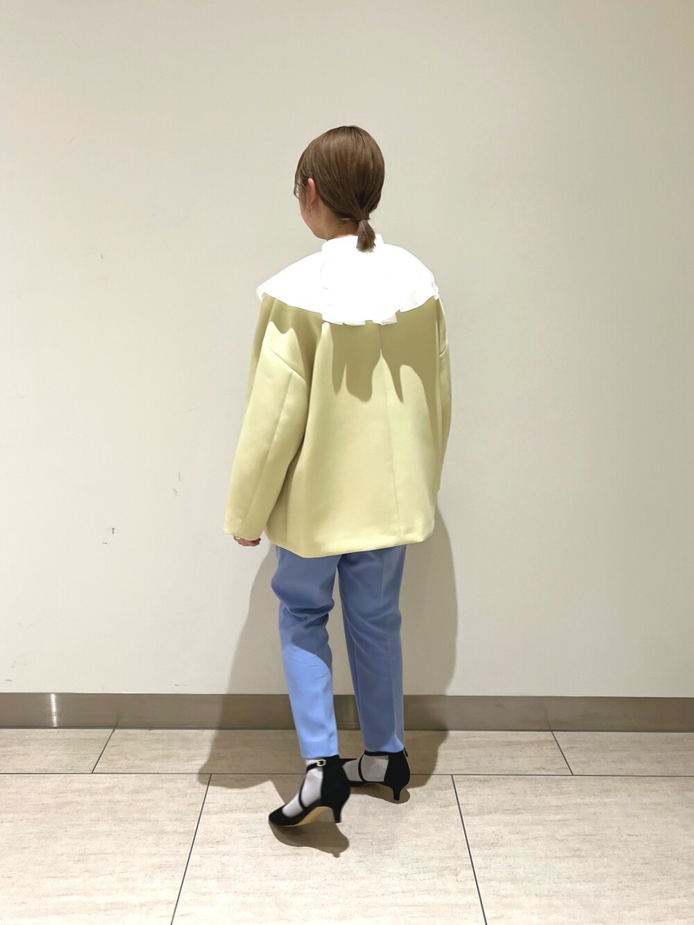 イエロー系のその他アウター、ホワイト系のシャツ/ブラウス、ブルー系のその他パンツを着用したレディースの冬コーディネートの5枚目の写真