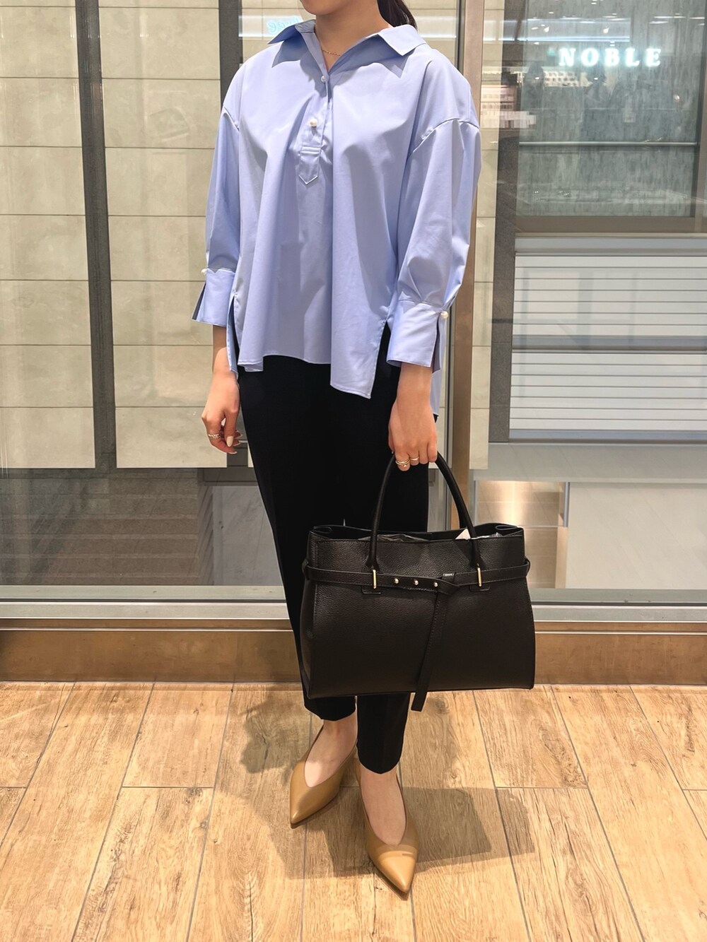 ブルー系のシャツ/ブラウス、ブルー系のその他パンツ、ブラック系のトートバッグを着用したレディースの春コーディネートの3枚目の写真