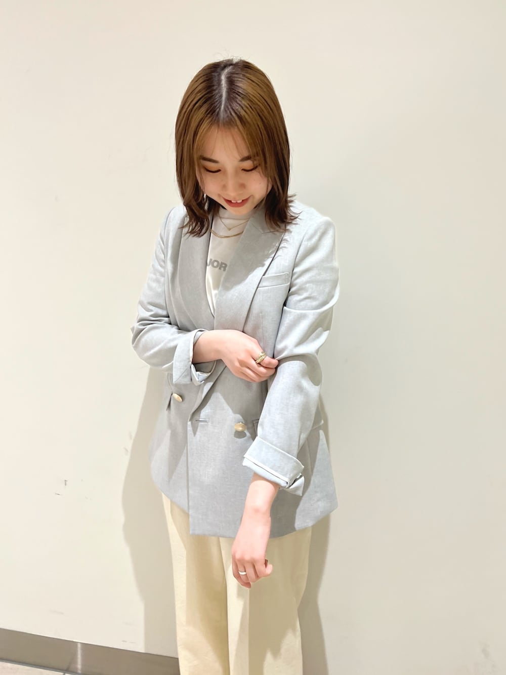 グレー系のテーラードジャケット、ベージュ系のその他パンツ、ブラック系のサンダルを着用したレディースの春コーディネートの2枚目の写真