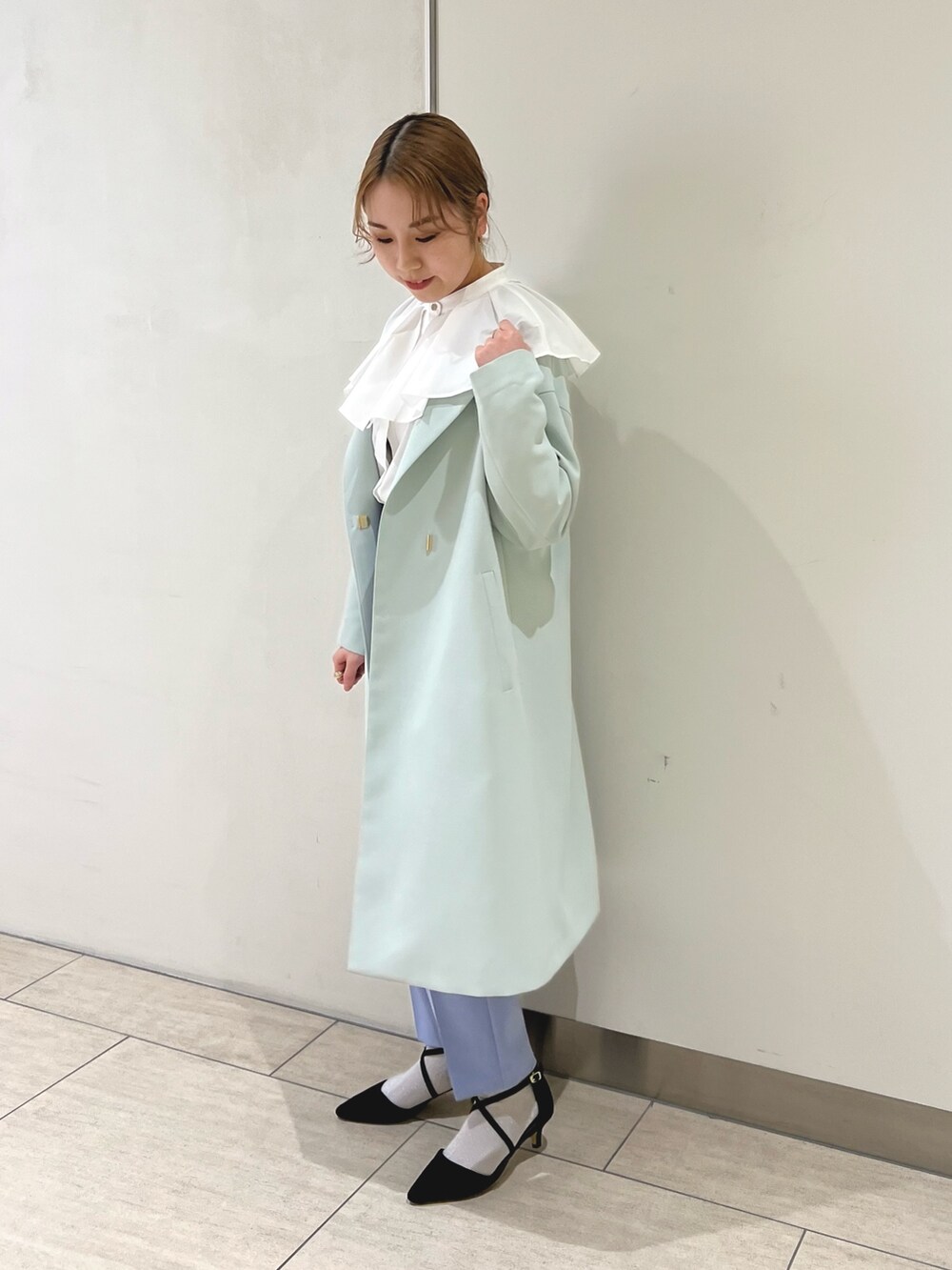 グリーン系のその他アウター、ホワイト系のシャツ/ブラウス、ブルー系のその他パンツを着用したレディースの冬コーディネートの3枚目の写真