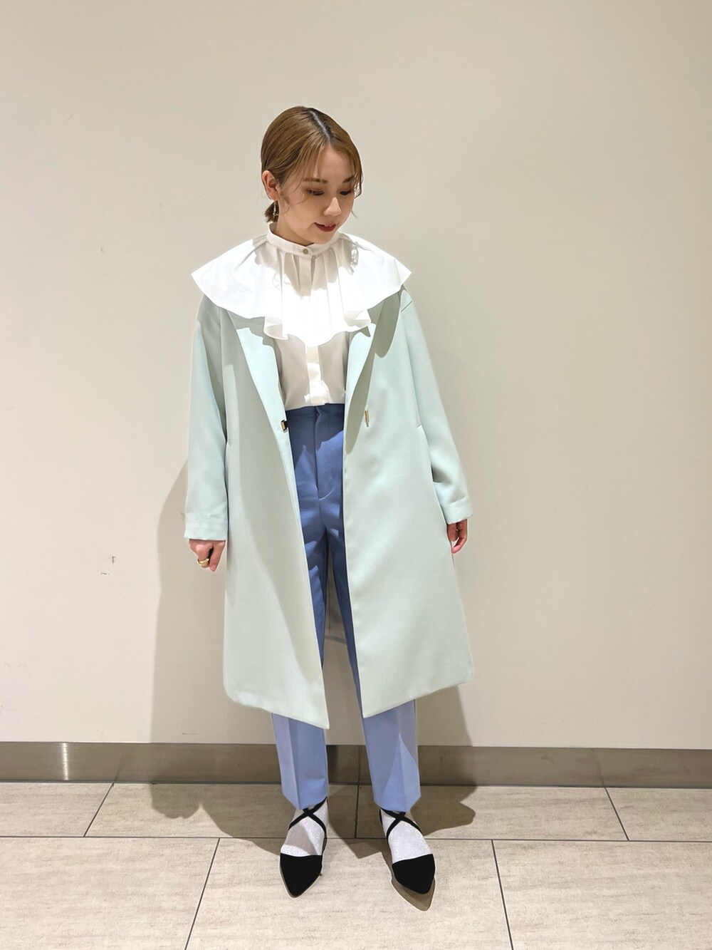 グリーン系のその他アウター、ホワイト系のシャツ/ブラウス、ブルー系のその他パンツを着用したレディースの冬コーディネートの4枚目の写真