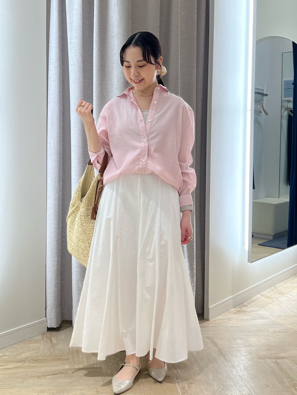 ベージュ系のショルダーバッグ、ベージュ系のタンクトップ、ピンク系のシャツ/ブラウスを着用したレディースの春コーディネートの7枚目の写真