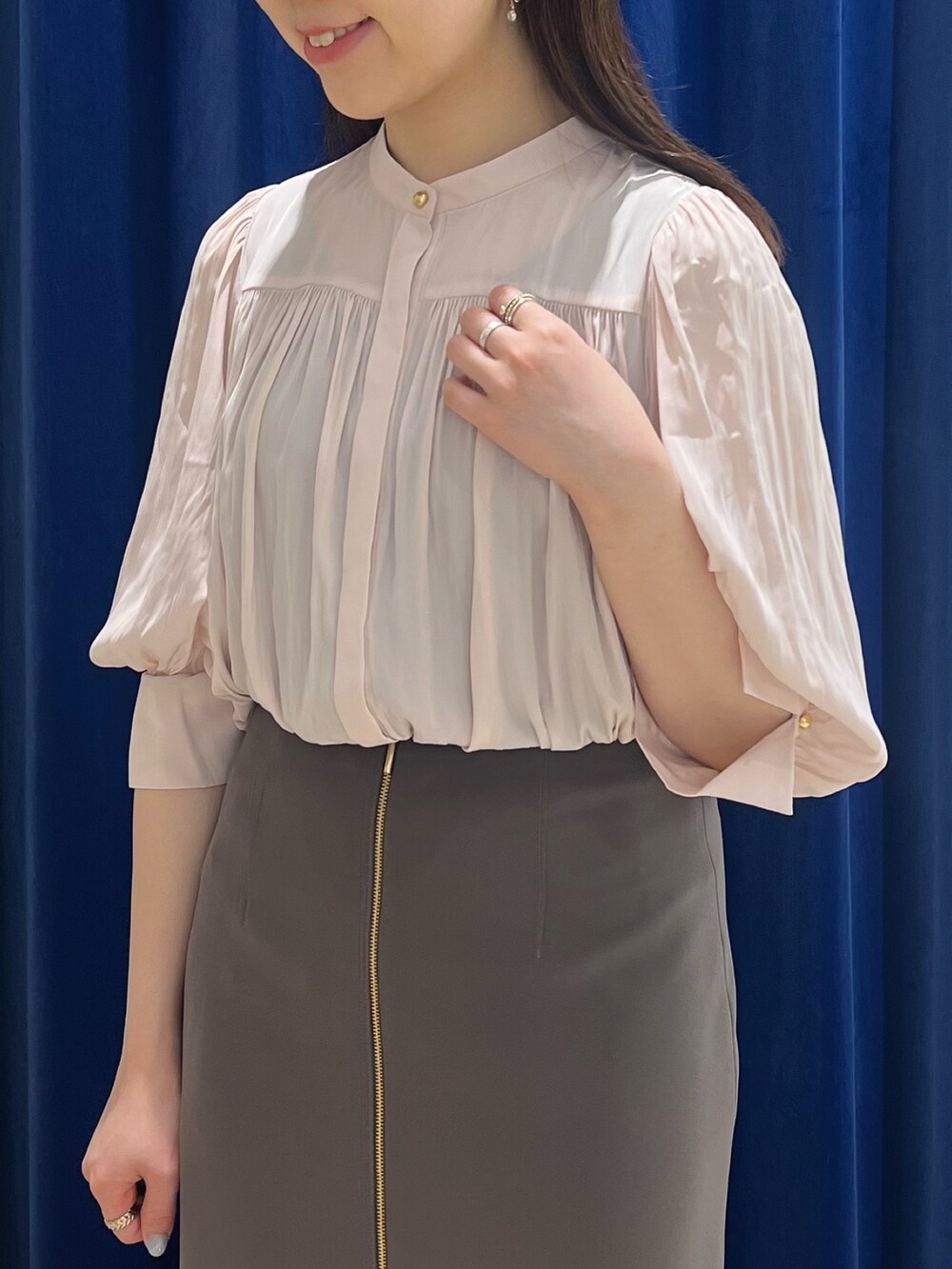 ブラウン系のスカート、ピンク系のシャツ/ブラウス、ブラック系のトートバッグを着用したレディースの春コーディネートの5枚目の写真