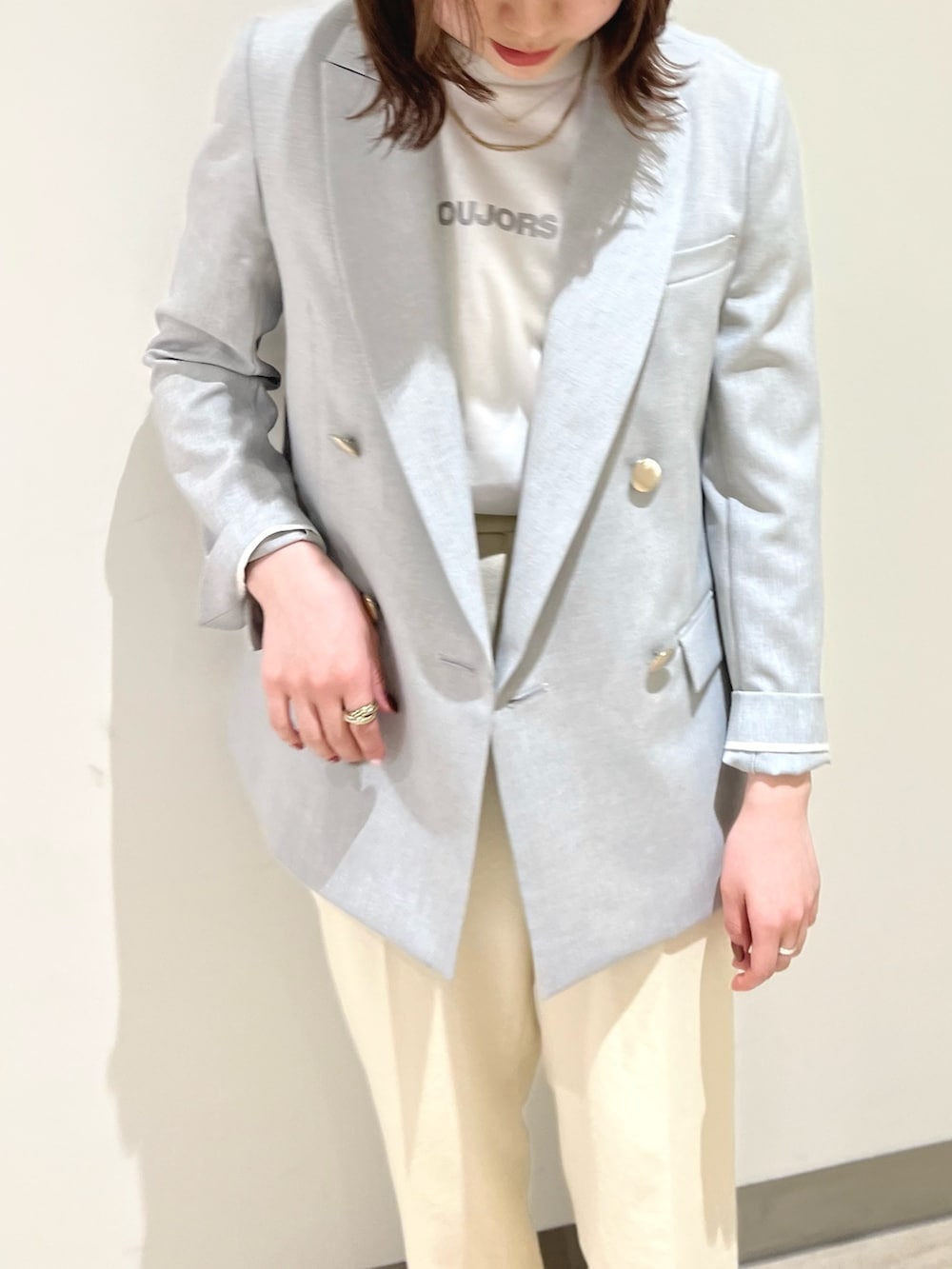 グレー系のテーラードジャケット、ベージュ系のその他パンツ、ブラック系のサンダルを着用したレディースの春コーディネートの3枚目の写真