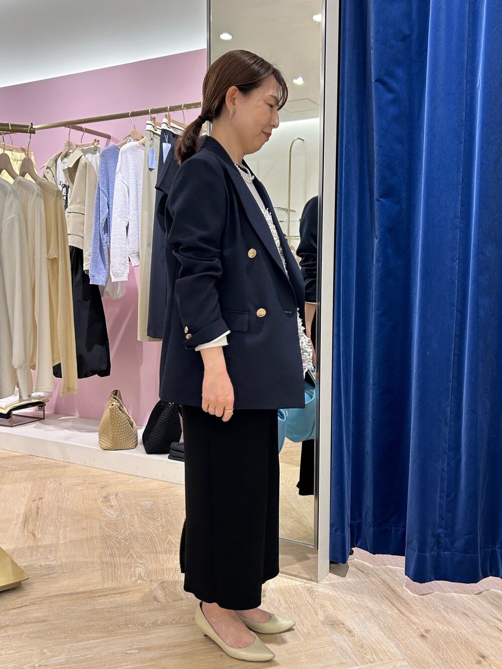 「ジャケット、テーラードジャケット、春コーデ、ぺプラムトップス、ぺプラム、ペプラムブラウス、映えトップス、華やかトップス、ブラウス、ブラウス×スカート、ジャケットコーデ、ジャケットスタイル」|「NOLLEY’S Sophiのシアー配色トリミングロンT(Tシャツ/カットソー、ホワイト系)」を使った、sachirinさん(レディース・153cm)の春コーディネートの4枚目の写真