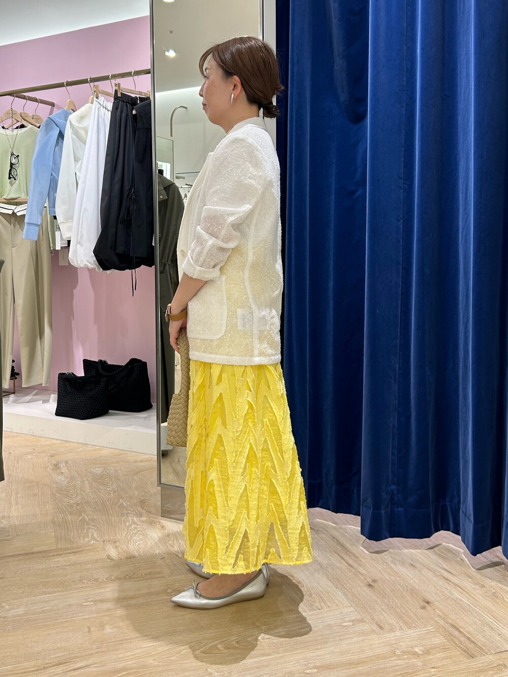 「ホワイト、ジャケット、ジャケットコーデ、カーディガン、カーディガンコーデ、ホワイト×イエロー、きれいめ、きれいめカジュアル、キレイめカジュアル、スカート、スカートコーデ、フレアスカート、春夏、春夏コーデ、Tシャツ」｜「NOLLEY’S Sophiのフラッグカラミテーラードジャケット（テーラードジャケット、ホワイト系）」を使った、sachirinさん（レディース・153cm）の春コーディネートの3枚目の写真