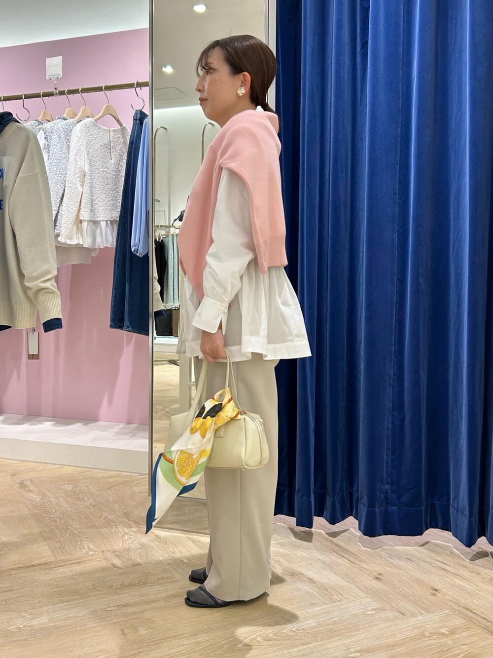 「きれいめカジュアル、カーディガン、ブラウス、ブラウスコーデ、ピンク、ワントーン、ベージュワントーンコーデ、着回しコーデ、オフィスカジュアル、春の新作、ぺプラムトップス、パンツコーデ、真冬のあったかスタイル」｜「NOLLEY’S Sophiのシアーコンビペプラムブラウス（シャツ/ブラウス、ホワイト系）」を使った、sachirinさん（レディース・153cm）の冬コーディネートの2枚目の写真