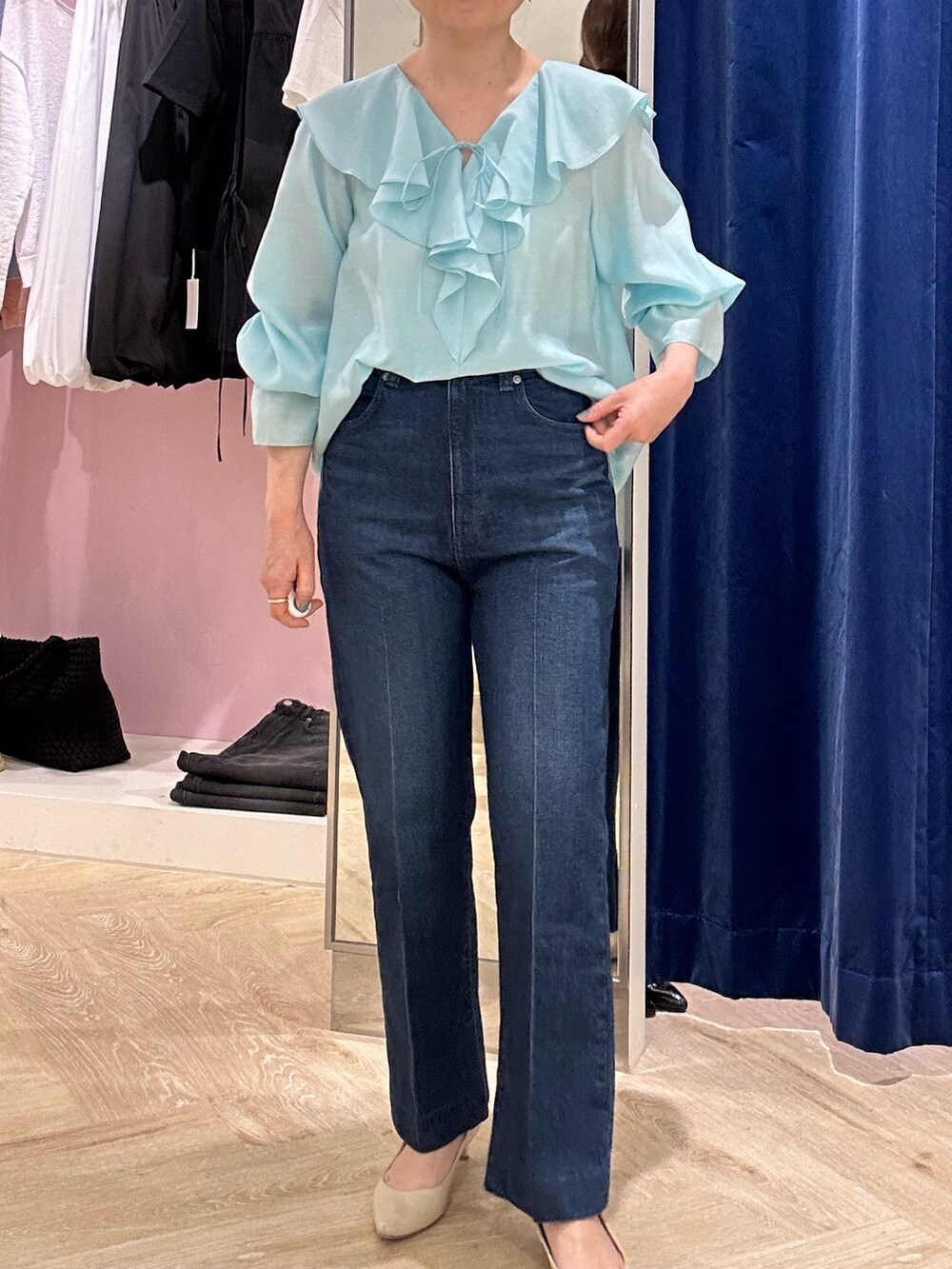 「ジャケット、カーディガン、カーディガンコーデ、カーディガン肩かけ、カーデジャケット、デニム、デニムパンツ、デニムコーデ、きれいめカジュアル、キレイめカジュアル、シアー、シアートップス、ブルー、ラッフル、ラッフルフリル」｜「NOLLEY’S Sophiのウォッシャブルミラノリブカーデジャケット（ノーカラージャケット、ブルー系）」を使った、sachirinさん（レディース・153cm）の春コーディネートの4枚目の写真