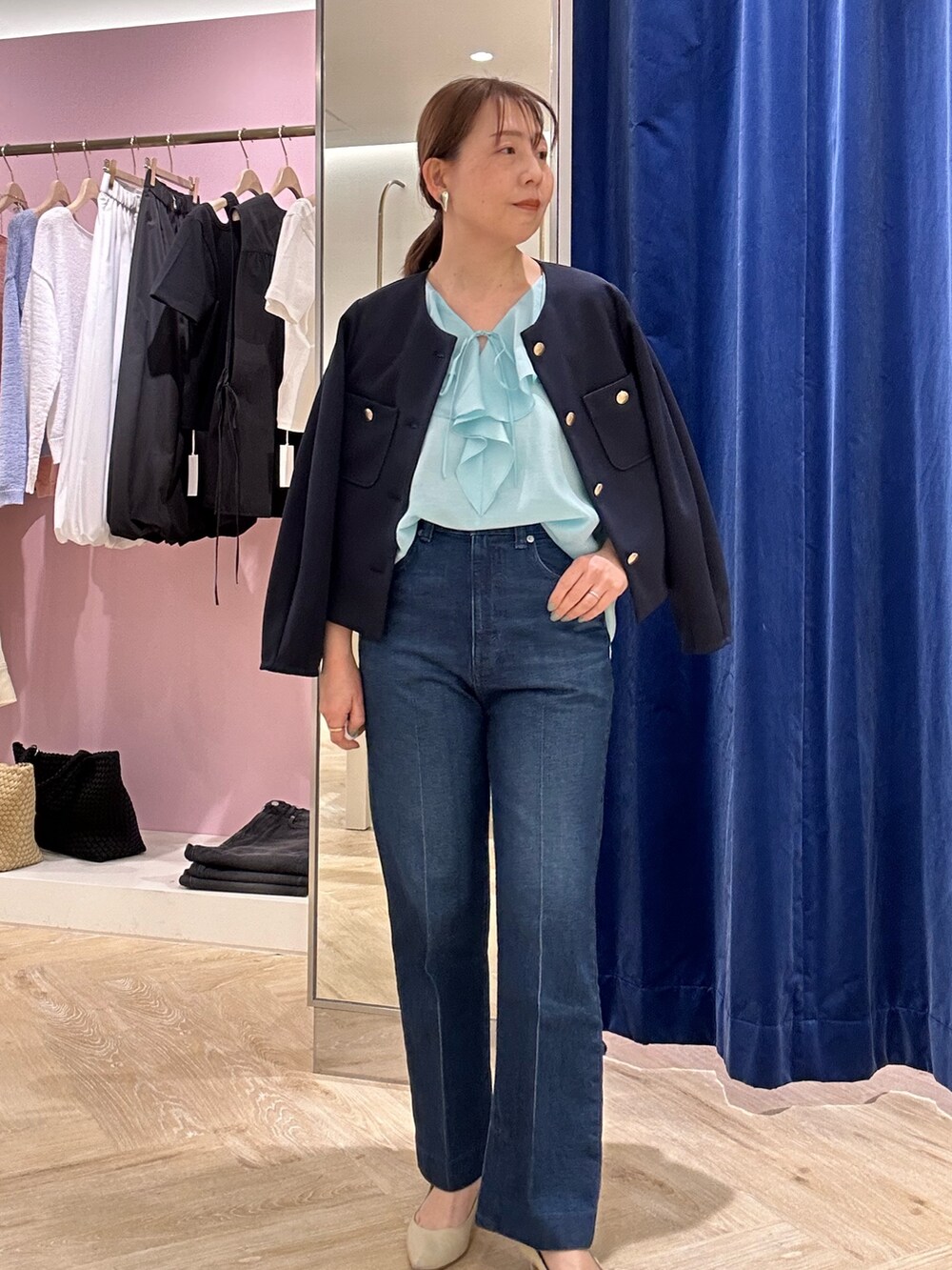 「ジャケット、カーディガン、カーディガンコーデ、カーディガン肩かけ、カーデジャケット、デニム、デニムパンツ、デニムコーデ、きれいめカジュアル、キレイめカジュアル、シアー、シアートップス、ブルー、ラッフル、ラッフルフリル」｜「NOLLEY’S Sophiのウォッシャブルミラノリブカーデジャケット（ノーカラージャケット、ブルー系）」を使った、sachirinさん（レディース・153cm）の春コーディネートの3枚目の写真