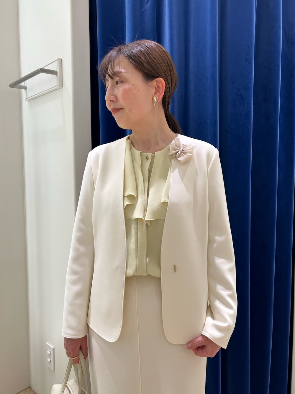 「春色、大人女子、お仕事コーデ、オフィススタイル、キレイめ、入学式、入学式コーデ、入学式・卒業式、入学式ママコーデ、入学式セットアップ、通勤、通勤コーデ、通勤スタイル、セットアップ、オフホワイト」｜「NOLLEY’S Sophiの《セットアップ対応》ウォッシャブルボンディングジョーゼットインゴムタイトスカート（スカート、ホワイト系）」を使った、sachirinさん（レディース・153cm）の春コーディネートの3枚目の写真