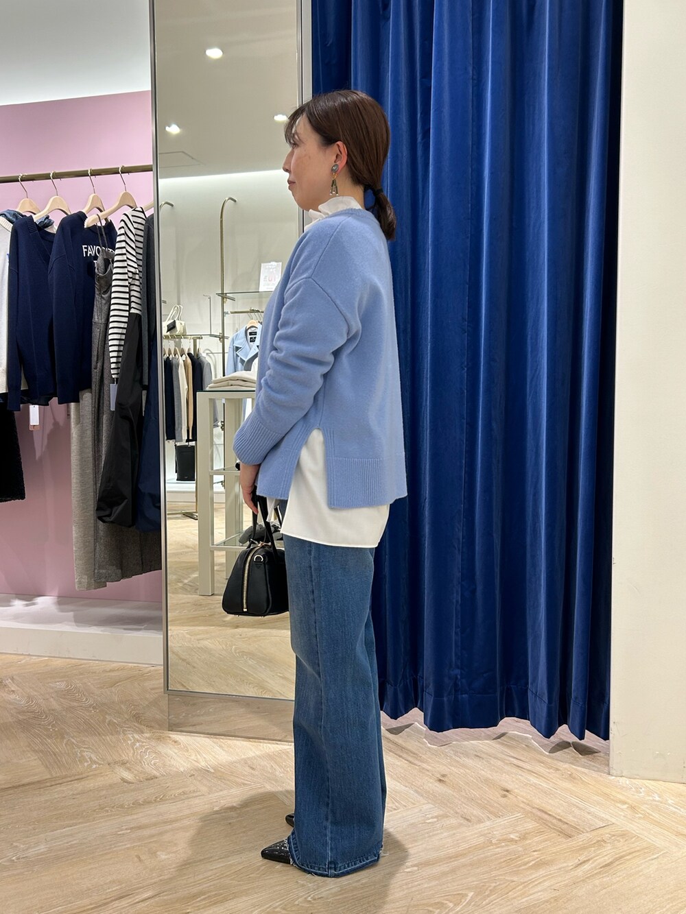 「休日スタイル、楽チンコーデ、冬服コーデ、パンツスタイル、オトナ女子、デニム、着回しコーデ、ニットコーデ、今日のコーデ、ブルー、大人カジュアル、デニムコーデ、レイヤード、レイヤードスタイル」｜「Rie Millerの【RM denim】スリットフレアハイウエストデニム（デニムパンツ、ブルー系）」を使った、sachirinさん（レディース・153cm）の冬コーディネートの2枚目の写真