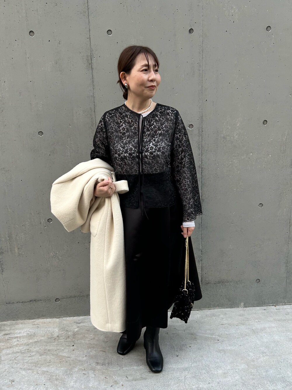「ホワイトコーデ、クリスマスに着たい服、アウター、アウターコーデ、ウールコート、ノーカラーコート、ホリデーコーデ、お出かけコーデ、40代ファッション、40代コーデ、きれいめコーデ、スパンコール、スパンコールバック」｜「NOLLEY’Sのノーカラーシャギーコート（ノーカラーコート、ホワイト系）」を使った、sachirinさん（レディース・153cm）の冬コーディネートの4枚目の写真