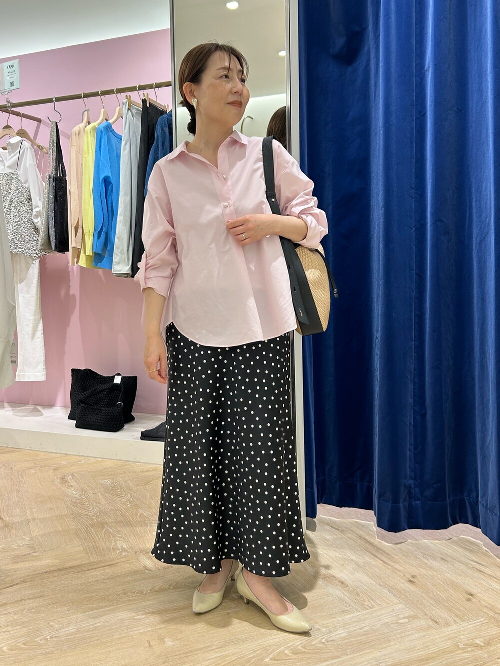 「大人カジュアル、シンプルスタイル、大人かわいい、夏、シャツコーデ、低身長女子、ラクチンコーデ、今日のコーデ、ドット、ドット柄、ドットスカート、ピンク、ピンク×ブラック、きちんとカジュアル、きれいめカジュアル」｜「NOLLEY’S Sophiのウォッシャブルドットサテンナロースカート（スカート、ブラック系）」を使った、sachirinさん（レディース・153cm）の春コーディネートの4枚目の写真