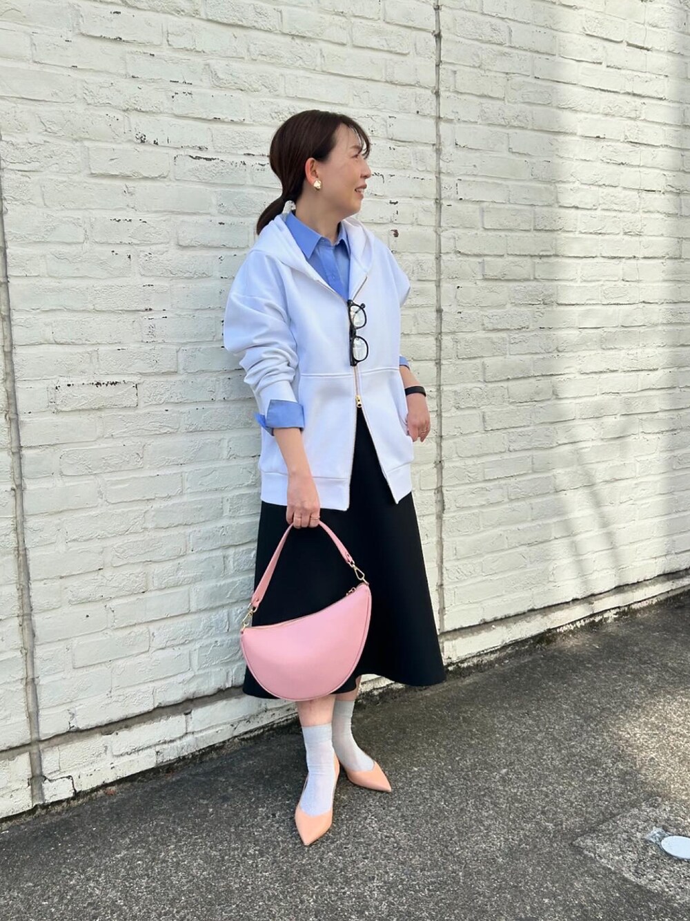 「パーカー、パーカーコーデ、フーディー、ダンボール、ダンボールニット、ダンボール素材、大人カジュアル、きれいめカジュアル、レイヤード、レイヤードスタイル、スカートコーデ、スカートスタイル、スカート、シャツ、シャツスタイル」｜「Rie MillerのウォッシャブルOversized ZIPフーディー（パーカー、ホワイト系）」を使った、sachirinさん（レディース・153cm）の冬コーディネートの2枚目の写真