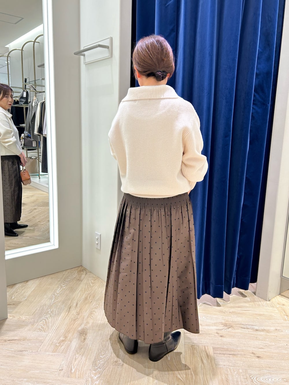 「ニット、レイヤードスタイル、ハーフジップ、ワントーンコーデ、リバーコート、コート、アウター、ベージュ、キャメル、ドット、ドットスカート、アウターコーデ、スカートコーデ、きれいめカジュアル、大人カジュアル」|「NOLLEY’S Sophiの◇【WEB限定カラーあり】SUPER140リバーショールコート 24AW(ダッフルコート、イエロー系)」を使った、sachirinさん(レディース・153cm)の秋コーディネートの6枚目の写真