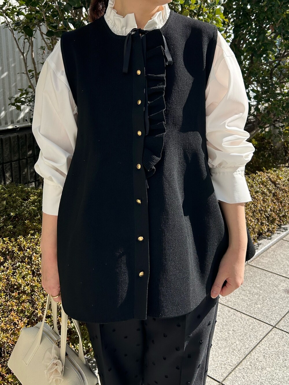 「セレモニー、セレモニーコーデ、セレモニースタイル、オケージョン、オケージョンスタイル、卒業式、卒業式コーデ、入学式、入学式コーデ、ブラック、ブラックコーデ、ベスト、ベストコーデ、大人可愛い、ジレ」｜「NOLLEY’Sのフリル衿シャツ（シャツ/ブラウス、ホワイト系）」を使った、sachirinさん（レディース・153cm）の冬コーディネートの2枚目の写真